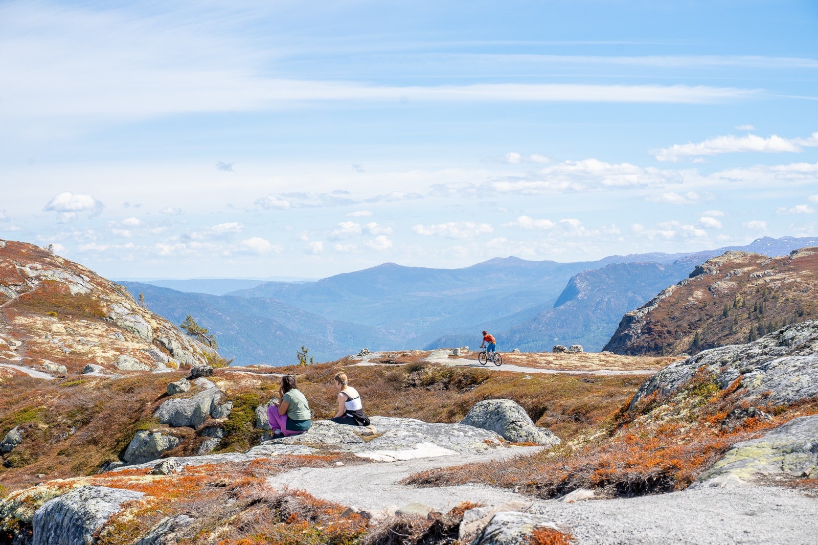 Hallingspranget, nærmeste topp for feltet, har blitt en kjent og meget populær sykkelsti Galleribilde