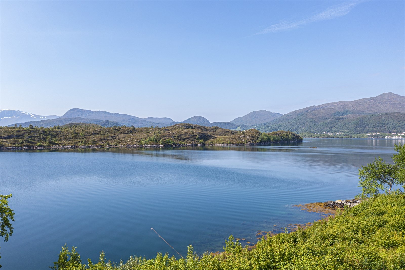 Reguleringsplanen åpner for dels opparbeidelse av strandsonen, her skal det lages til med gapahuker, bålplass for felles nytte Galleribilde