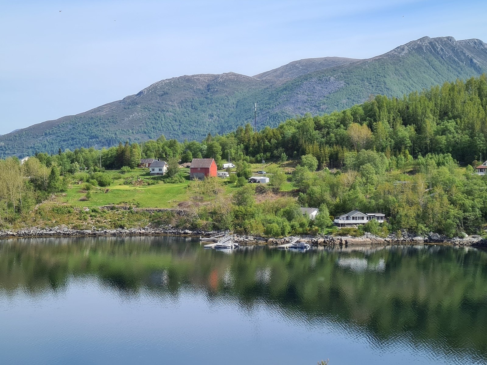 Hyttetomtene ligger ved i vakre og naturskjønne omgivelser på Håheim langs Selvågvegen i Eiksund, ca. 12 km sør for Ulsteinvik sentrum Galleribilde