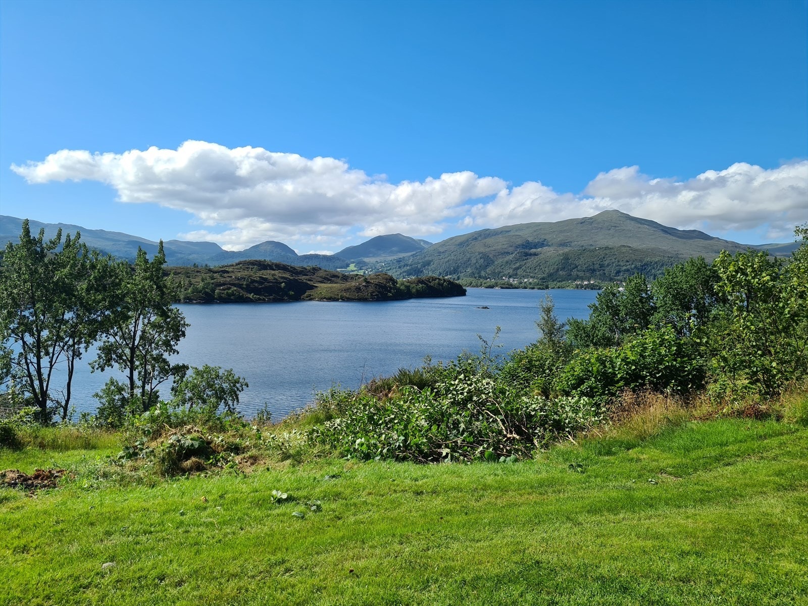 Nærområde byr på flotte turmuligheter både til fjells, til sjøs og det er kort avstand til skitrekk og skibakker Galleribilde
