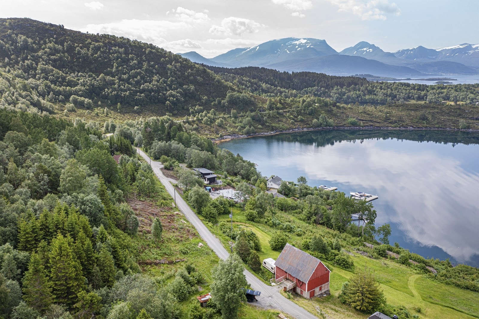 Det er enkel tilkomst til området, og kort vei til dagligvarebutikk og flyplass Galleribilde
