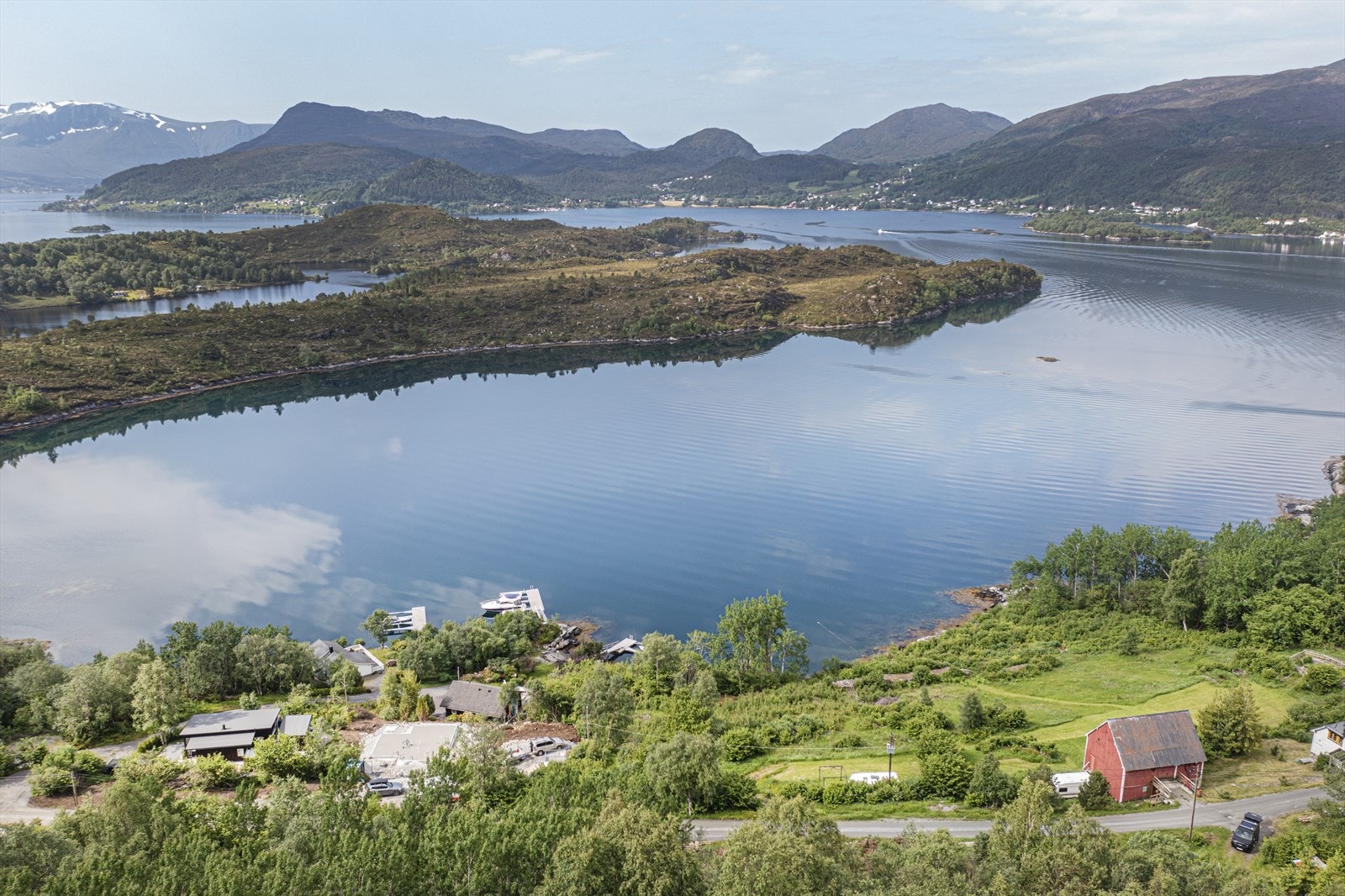 Tomtene ligger i sørvestvendt helling med fantastisk utsikt over Søre Håheimsvågen mot Aursneset i sør og Budaneset i vest Galleribilde