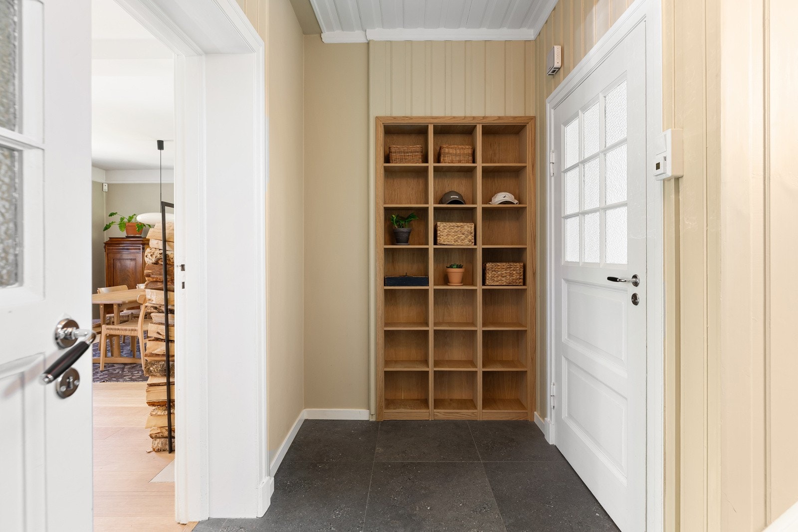 Gulvet er belagt med eksklusive naturfliser "Kalkstein Moon" (60x60) fra Lenngren (med varmekabler) Galleribilde