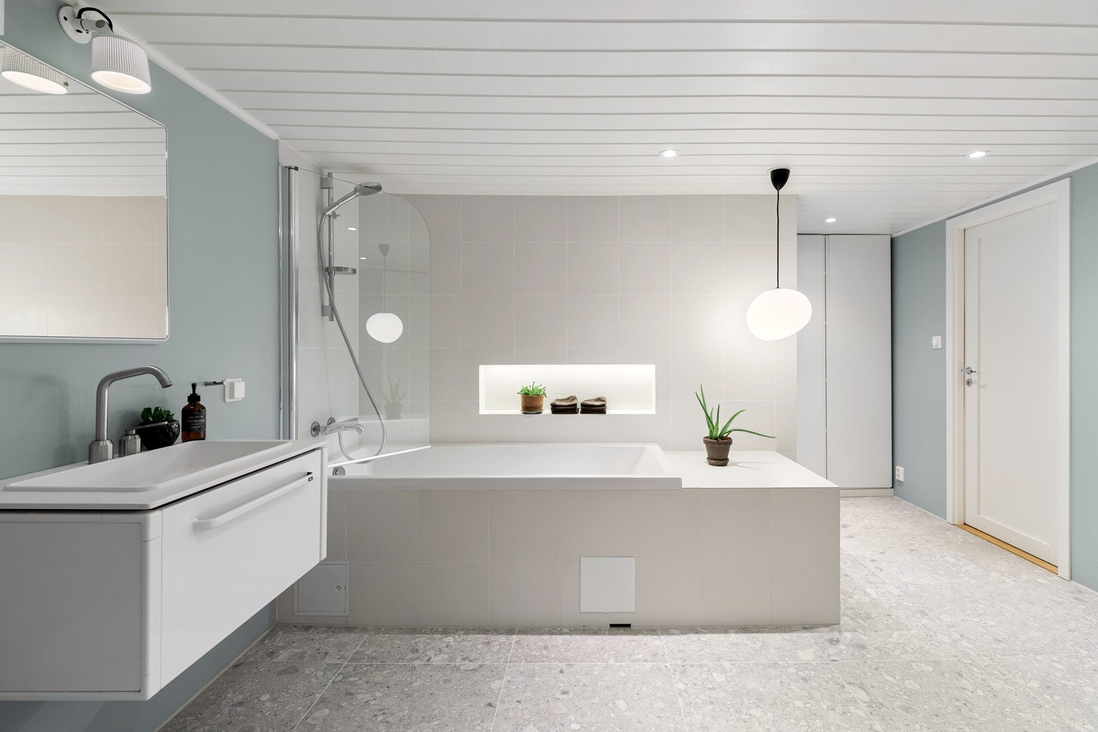 En ekstra luksus i hverdagen er det påkostede baderommet i underetasjen med 60x60 fliser fra Fagflis. Det bys på varmekabler, servantskap med glatte fronter, speil med belysning, vegghengt toalett, plassbygde skap og et badekar fra Duravit med hånddusj Galleribilde