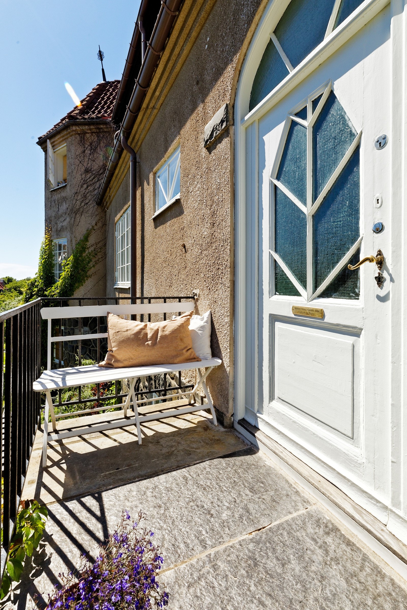 Når du trer gjennom porten, ledes du av en gruslagt vei opp til boligens hovedinngang Galleribilde