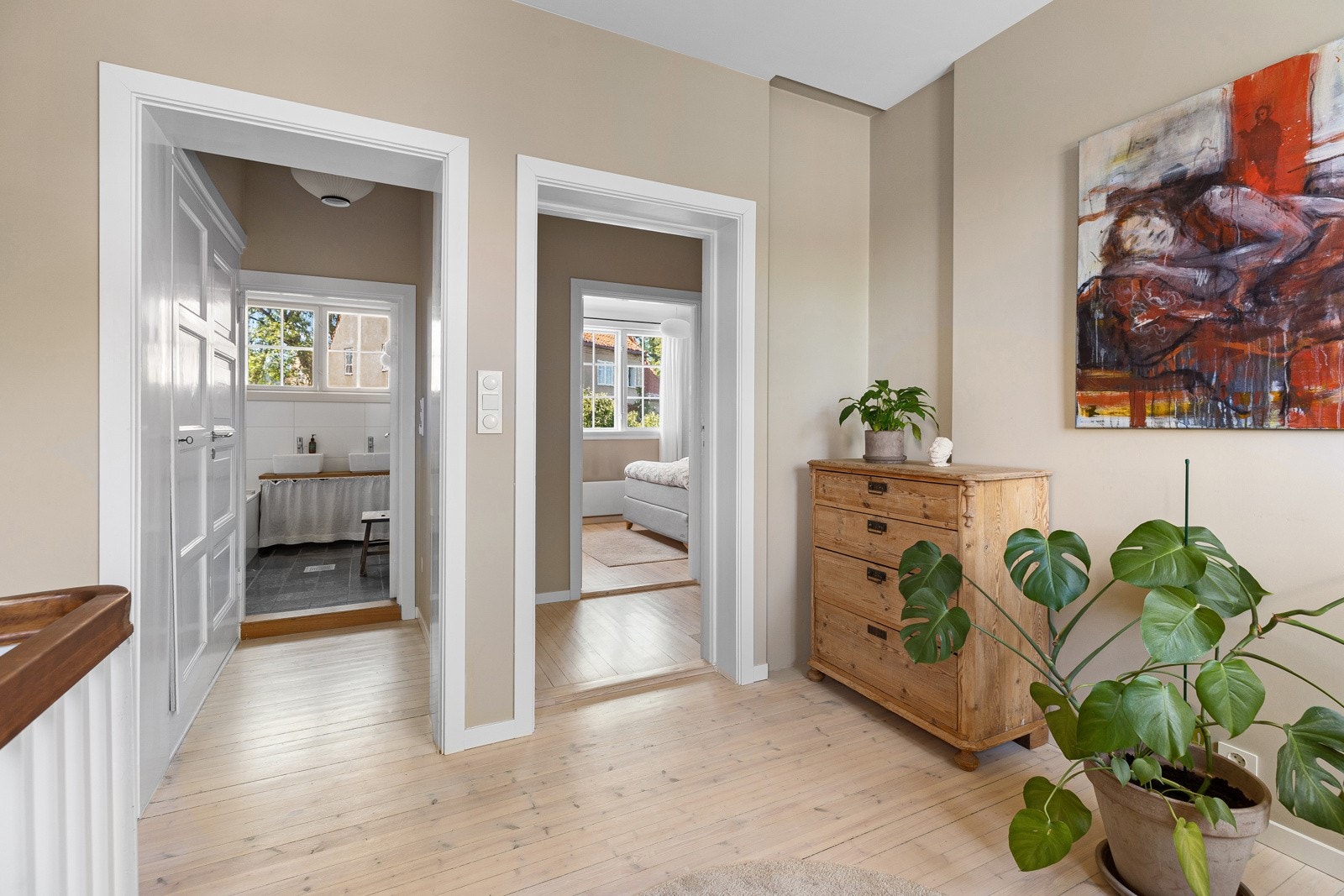 Attraktivt baderom i 2. etasje med badekar og behagelig gulvvarme i fliser Galleribilde