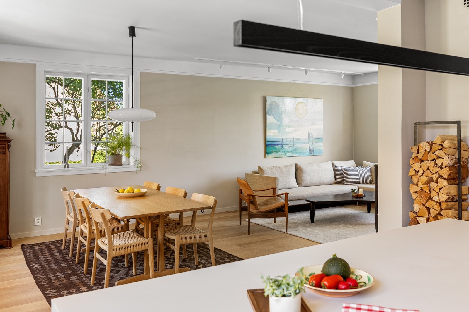 Det bør nevnes eikeparkett fra Kährs, påkostede hvitevarer fra Gaggenau, premium kjøkken fra Bulthaup og mye mer Galleribilde