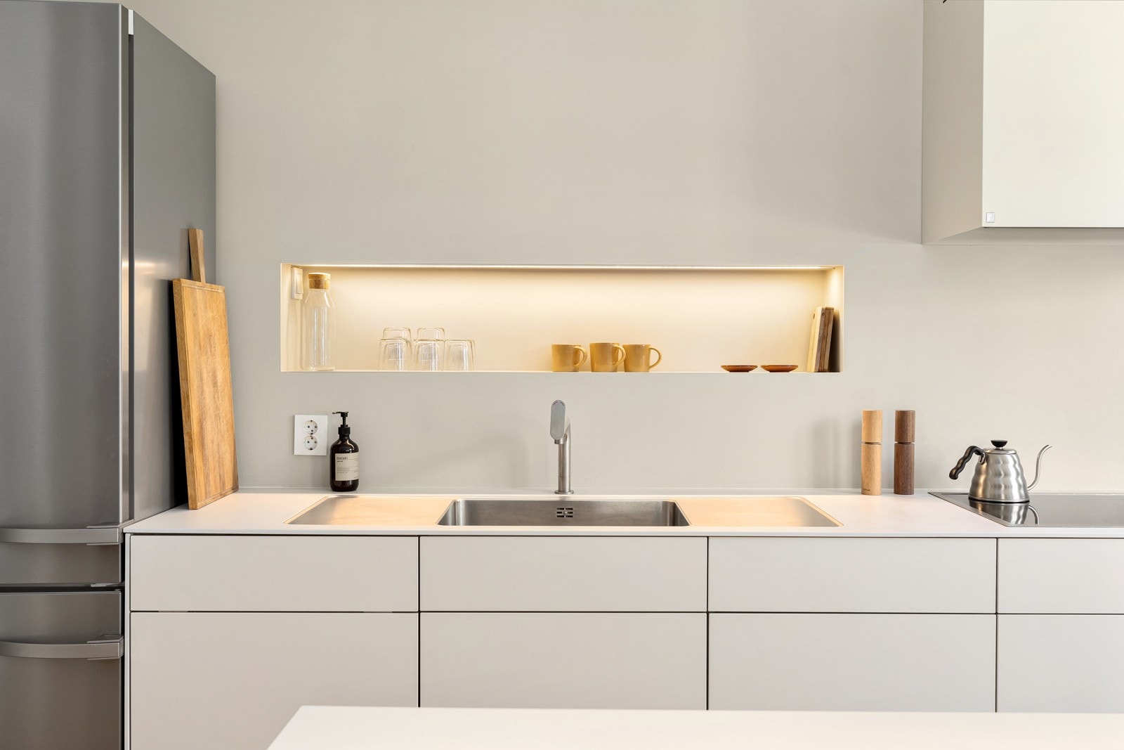 Integrerte og påkostede hvitevarer fra Gaggenau og ekstra bredt kjøl/fryseskap fra Miele Galleribilde