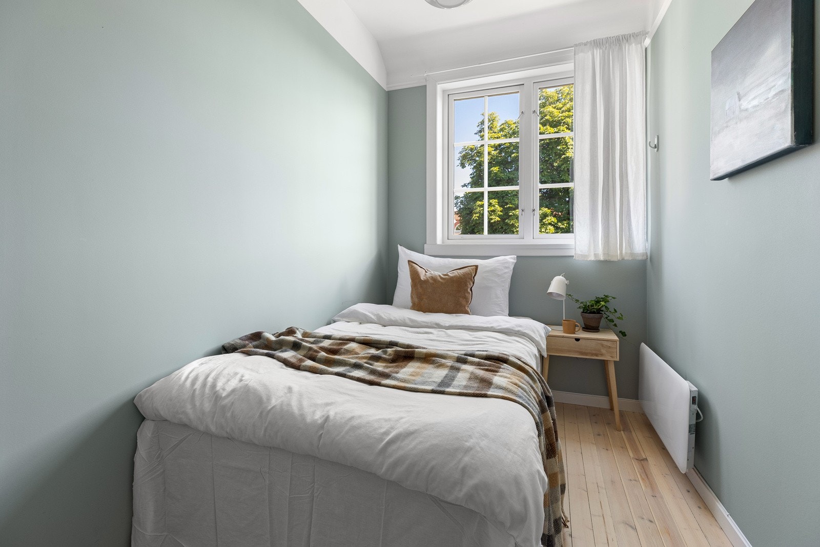 Soverom II er, i likhet med hovedsoverommet, svalt og rolig med plass til seng og garderobeskap Galleribilde