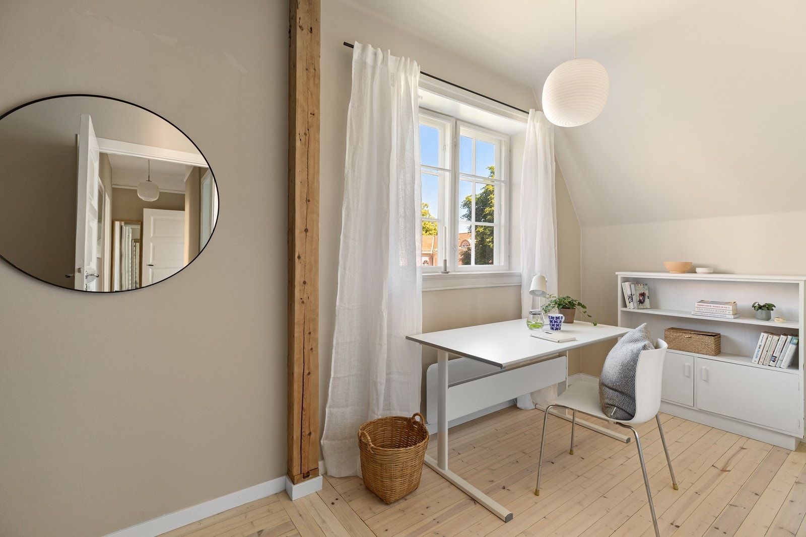 Soverom III: Rommet har plass til seng og garderobeskap, og passer ypperlig som barnerom, gjesterom eller et fullverdig hjemmekontor Galleribilde