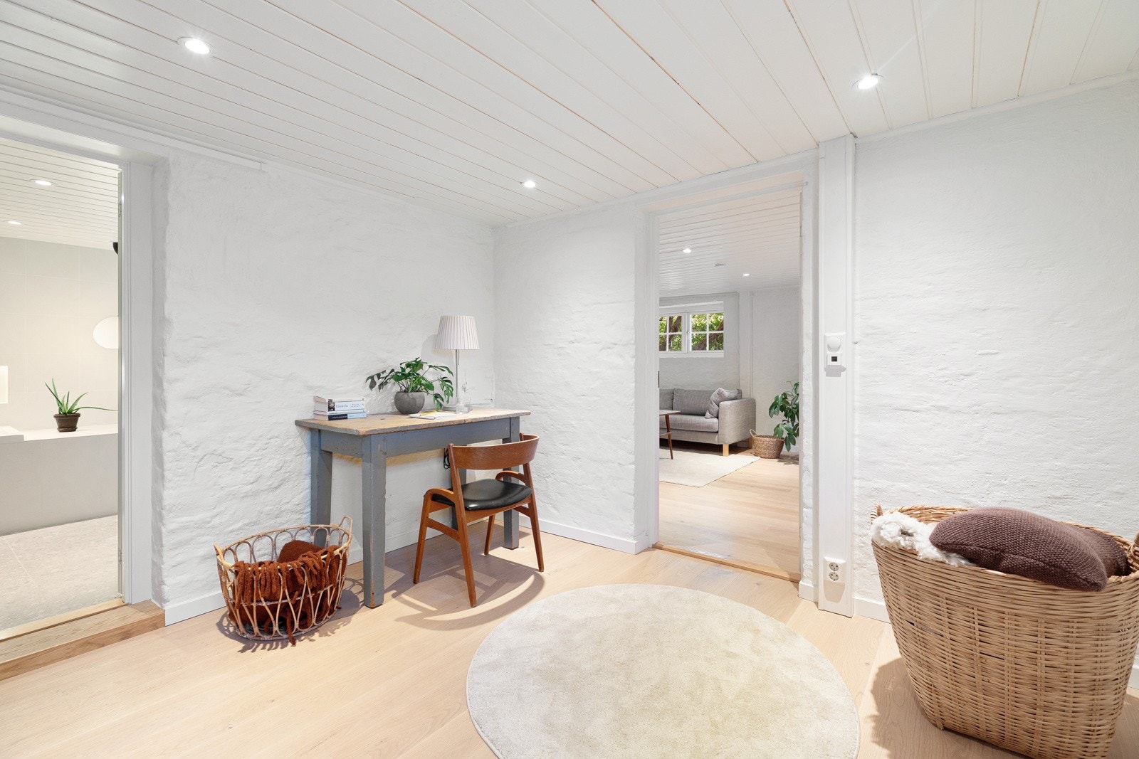 Underetasjen fremstår som romslig og praktisk, med god plass til ytterligere oppbevaring og mulighet for hjemmekontor Galleribilde