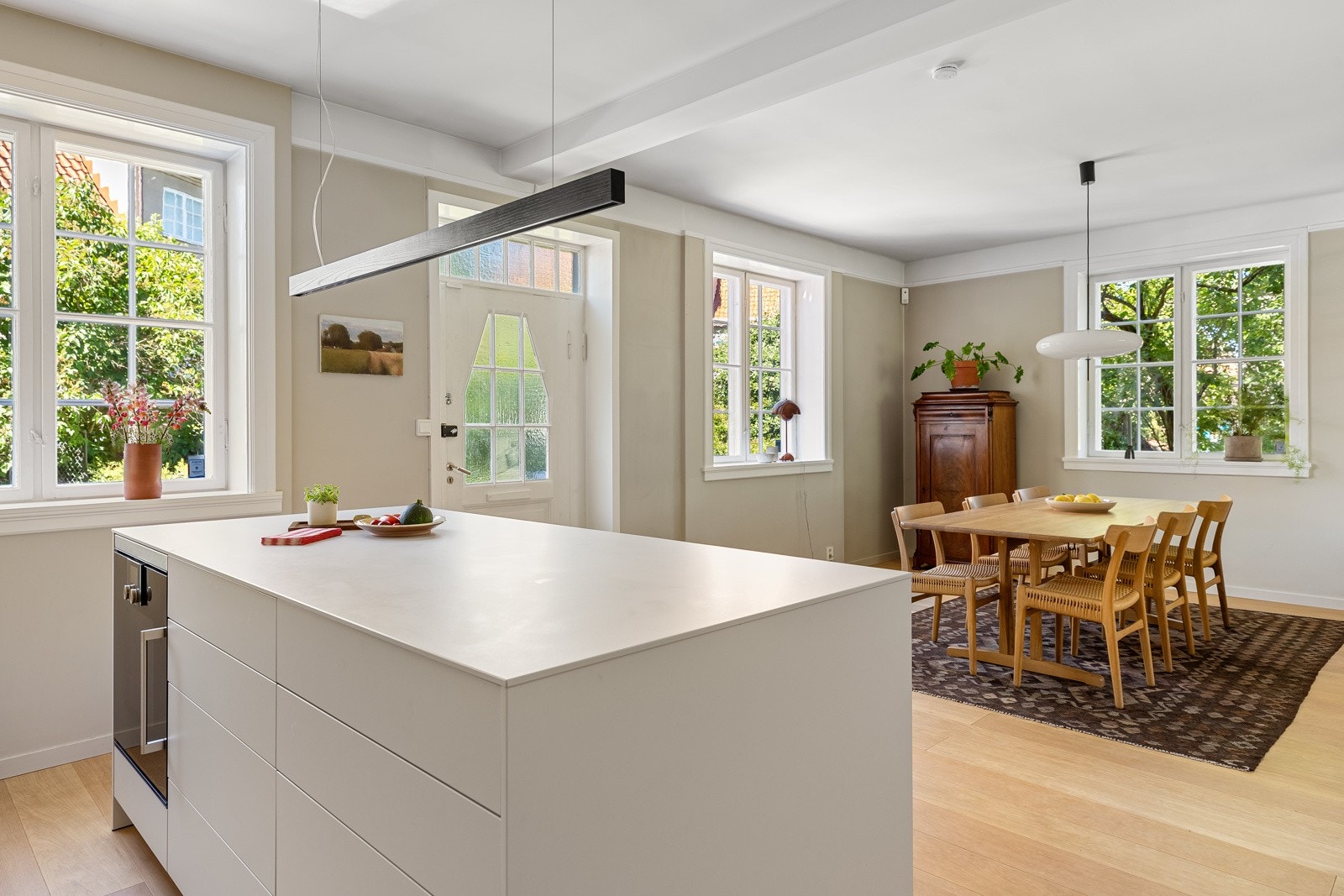 Boligen ble omfattende oppusset i 2020 med påkostede materialvalg - behagelig gulvvarme i stue/kjøkken Galleribilde