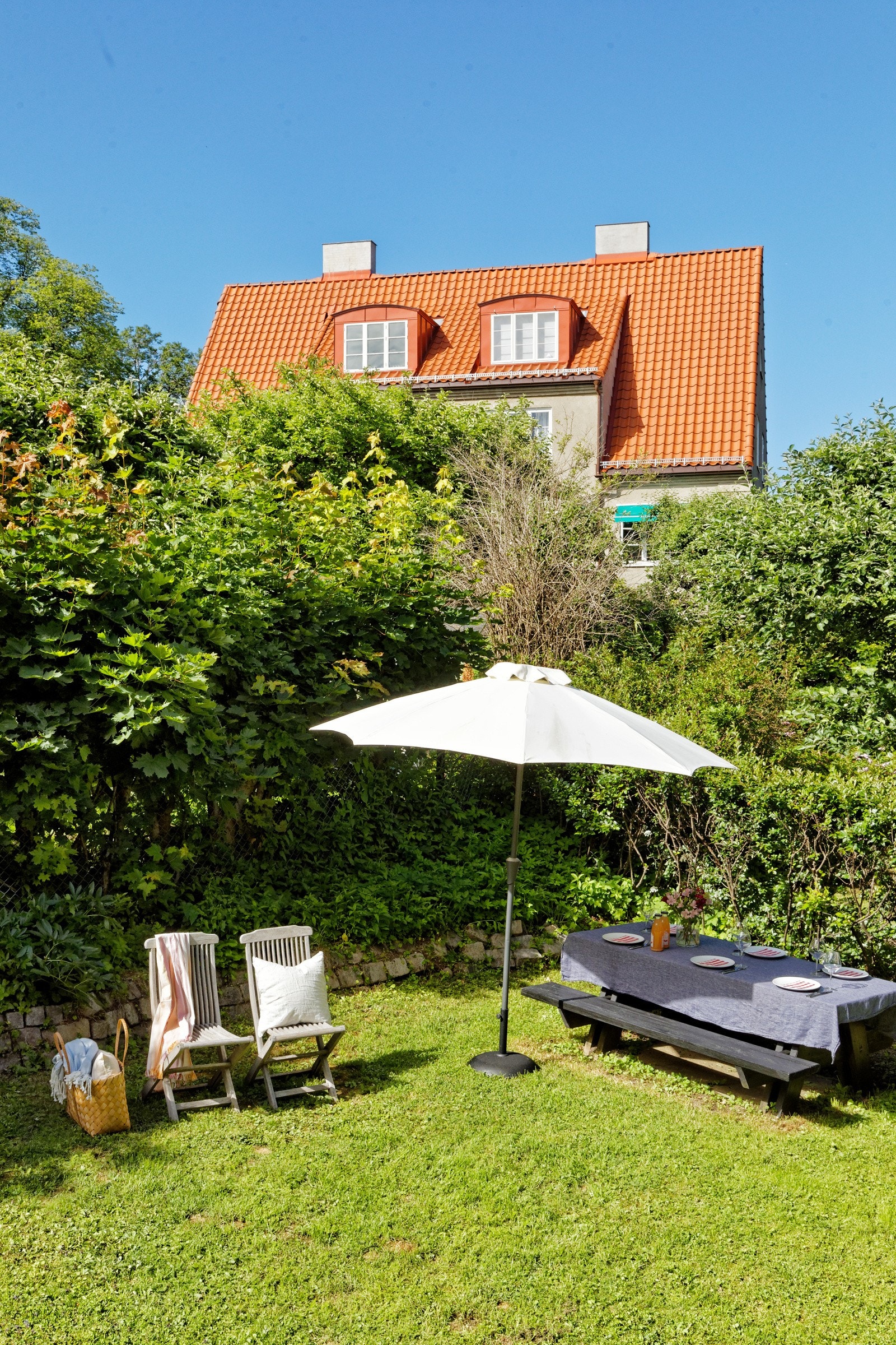 Hagen er skjermet som gjør det trygt for både barn og dyr å løpe fritt Galleribilde