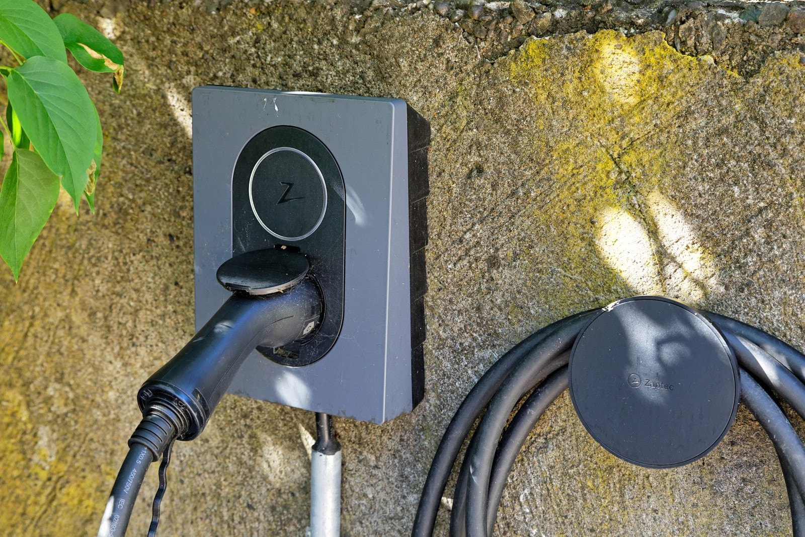 Det er parkering på gårdsplassen med egen elbil-lader Galleribilde