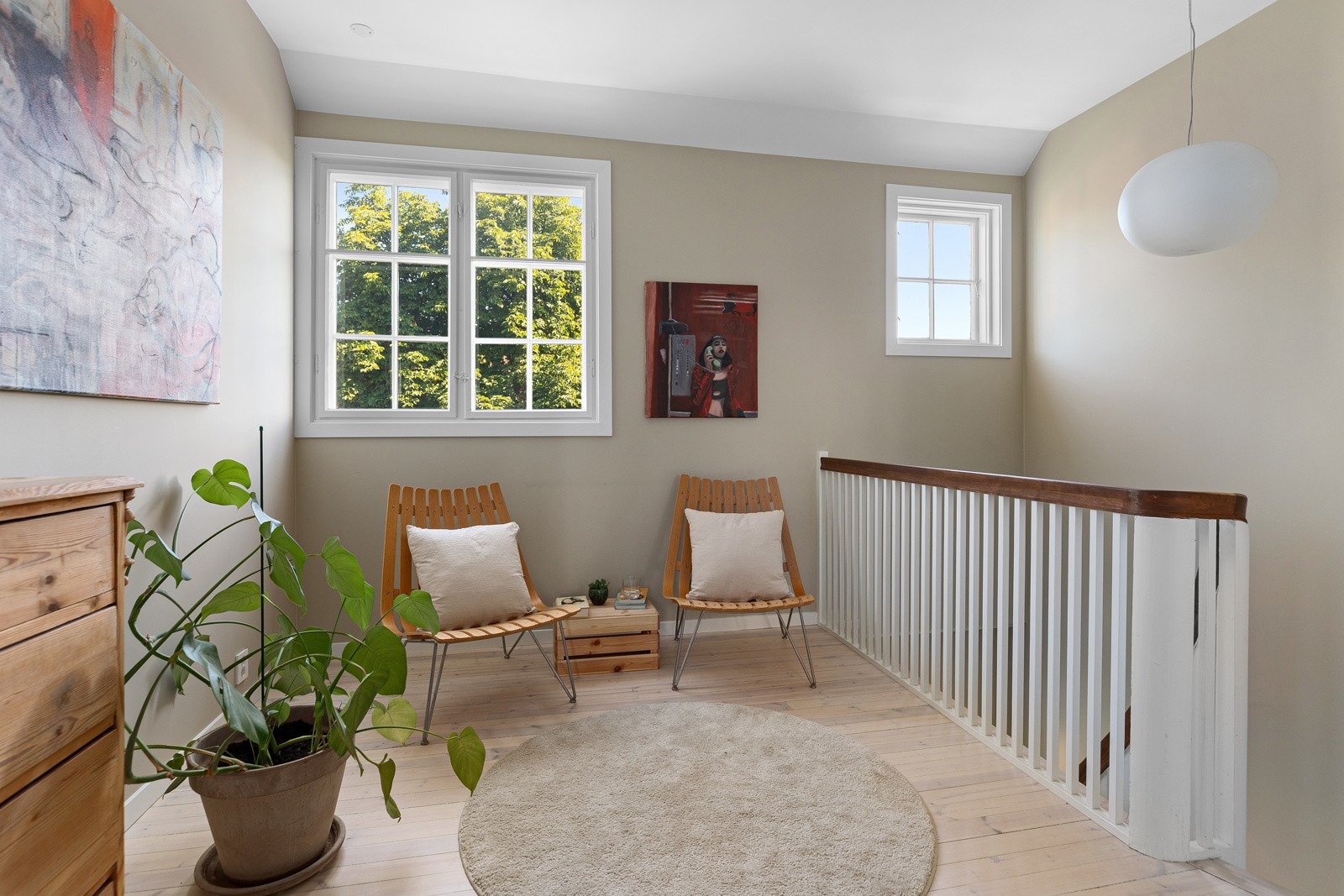 Trappen, utført i lekker stil tar deg enkelt opp til boligens overetasje. Her vil du først møte på en romslig og praktisk lesekrok med grønt utsyn mot hagen Galleribilde