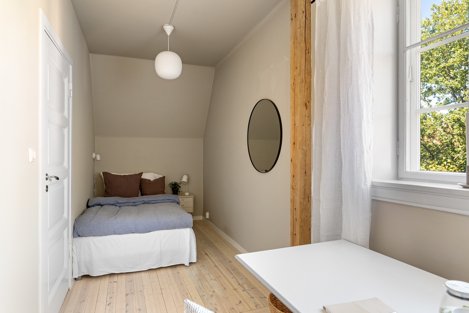 Grønt utsyn mot hagen fra alle soverom Galleribilde