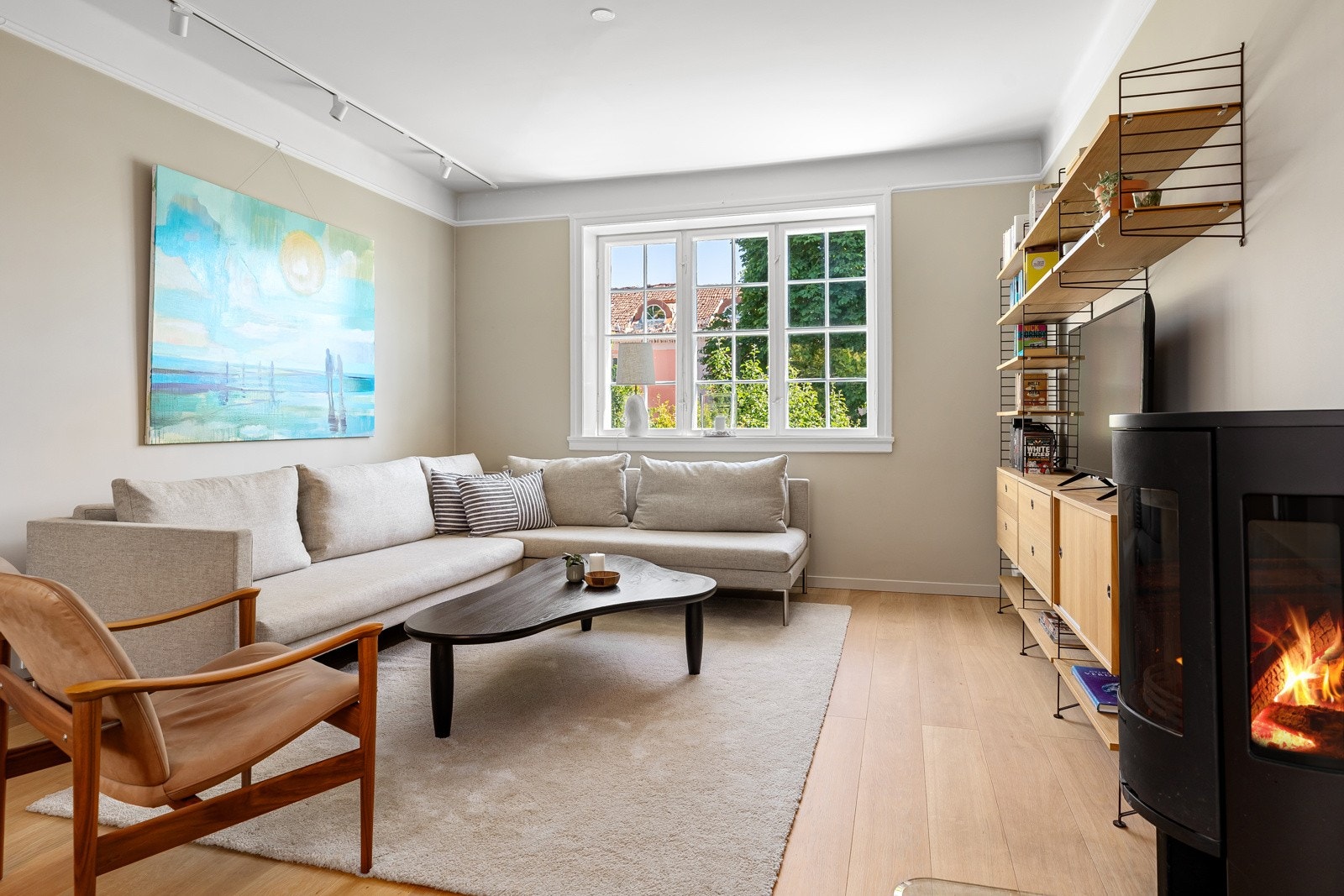 Stuen er romslig med god takhøyde (2,69m) og plass til sofagruppe, sittegruppe, hyller/skap til oppbevaring m.m. Galleribilde