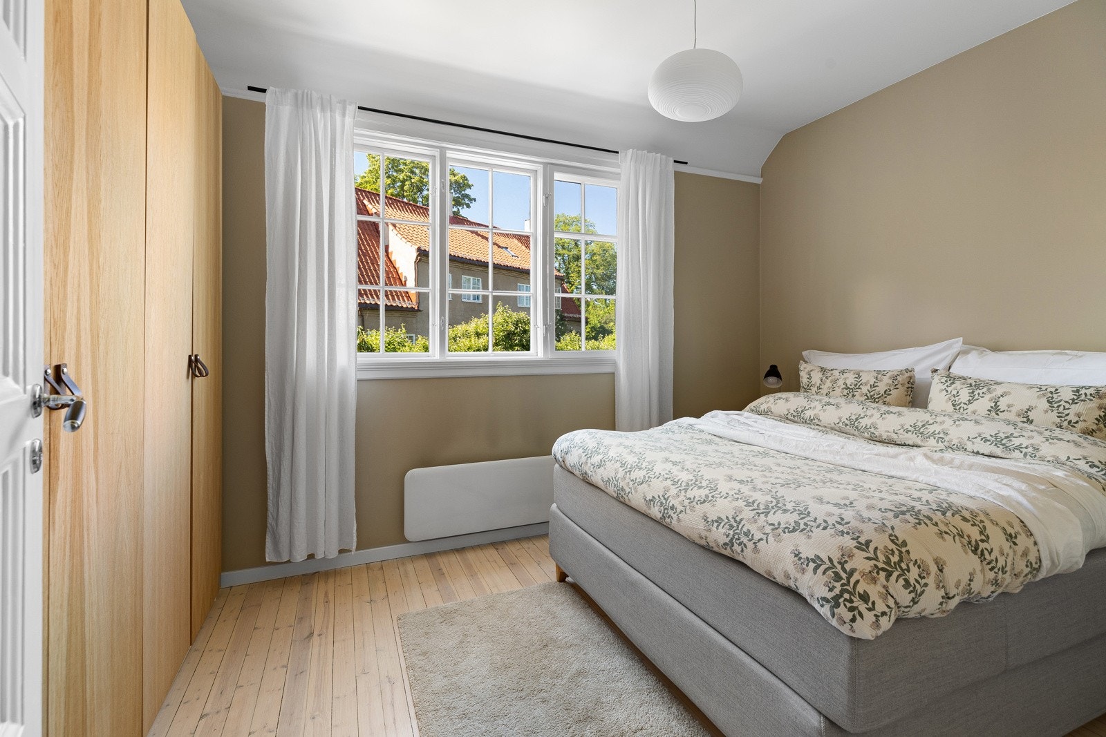 Soverommet vender mot hagen, som sikrer en rolig og behagelig nattesøvn Galleribilde