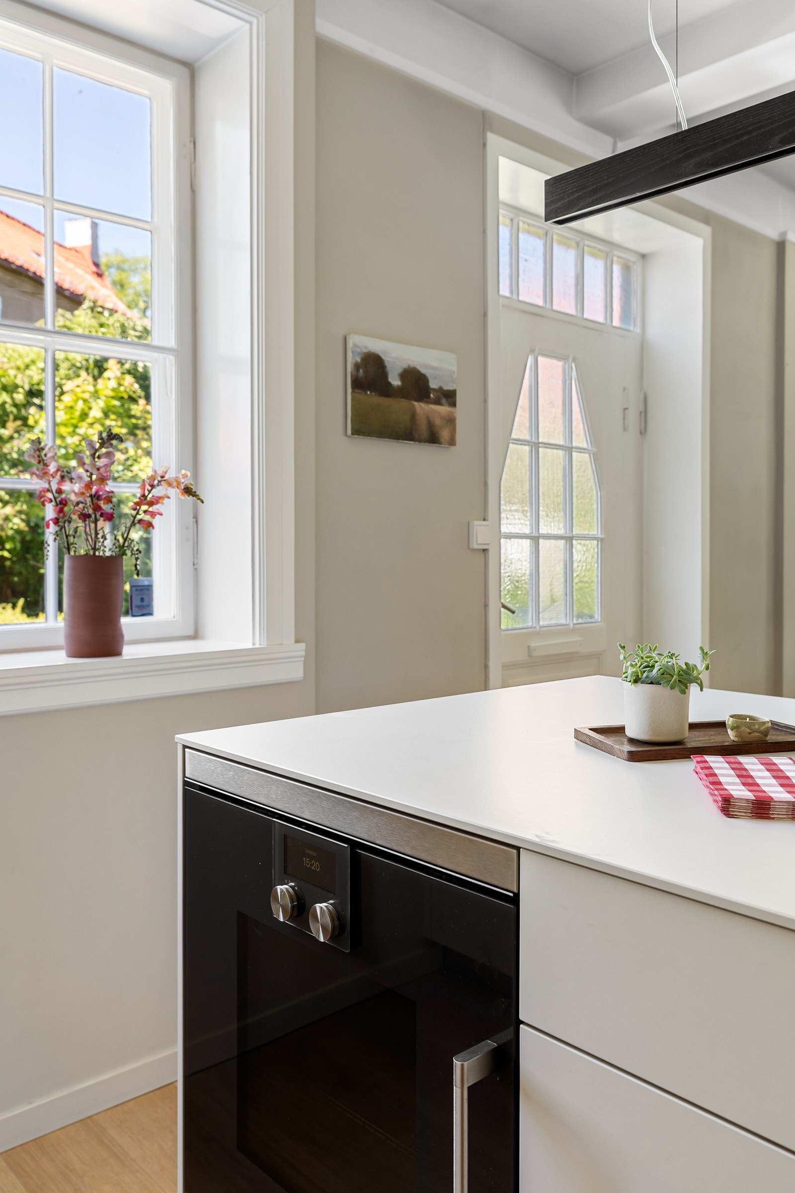 Separat kjøkkenøy gir forlenget arbeidsflater til matlaging Galleribilde