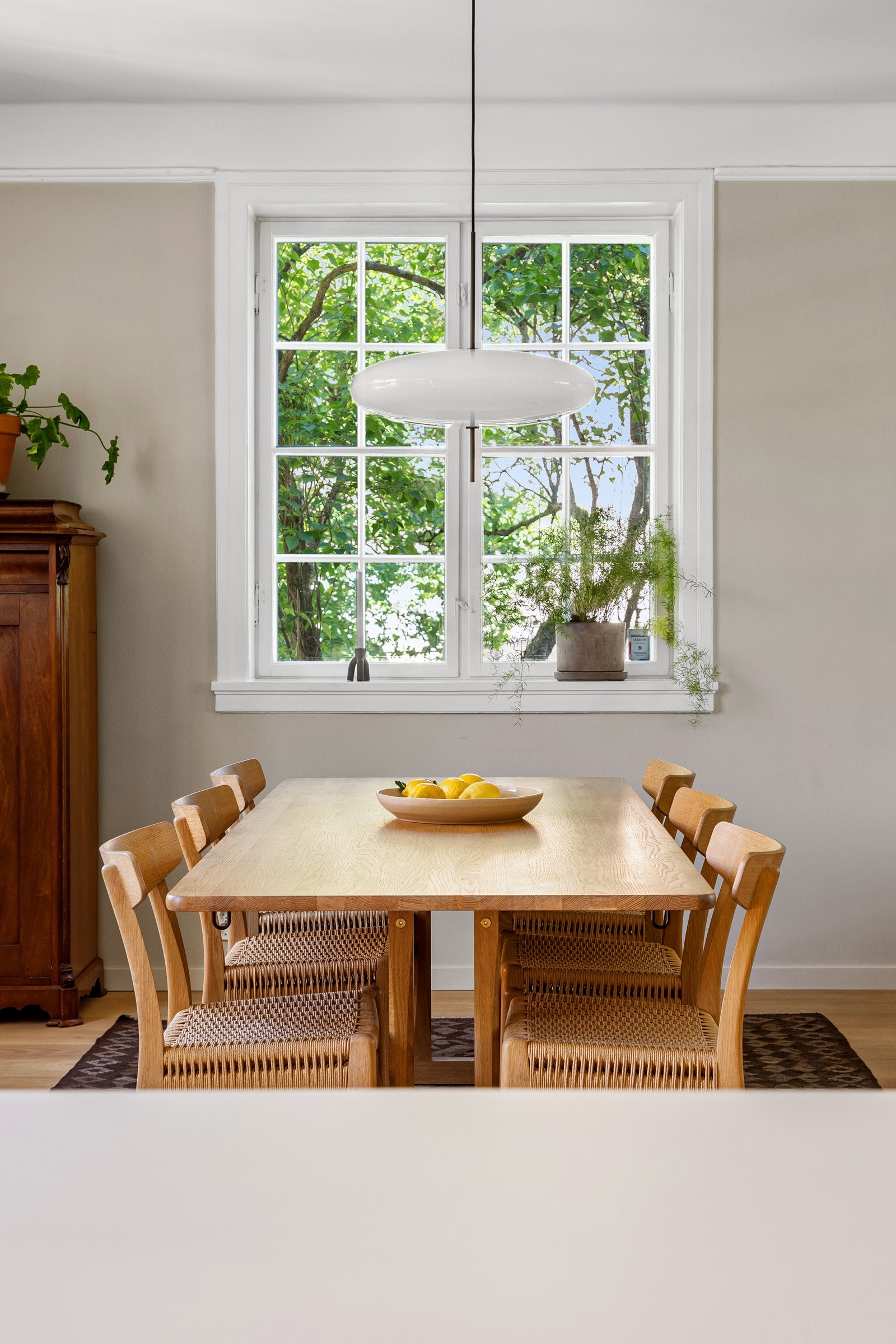 Spisestuen, med god plass til et stort spisebord, gir rom for både hverdagsmiddager og festlige anledninger Galleribilde