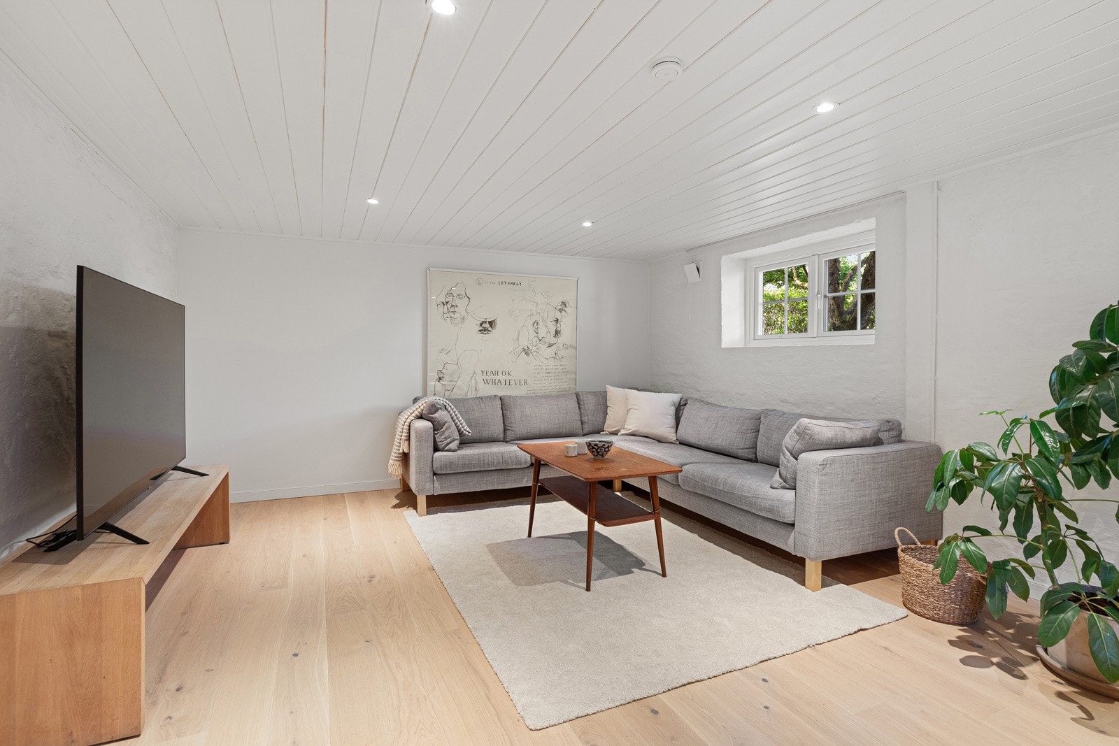 Høye vinduer, sammen med lys, 1-stavs eikeparkett fra Kährs gir en romslig og luftig atmosfære Galleribilde