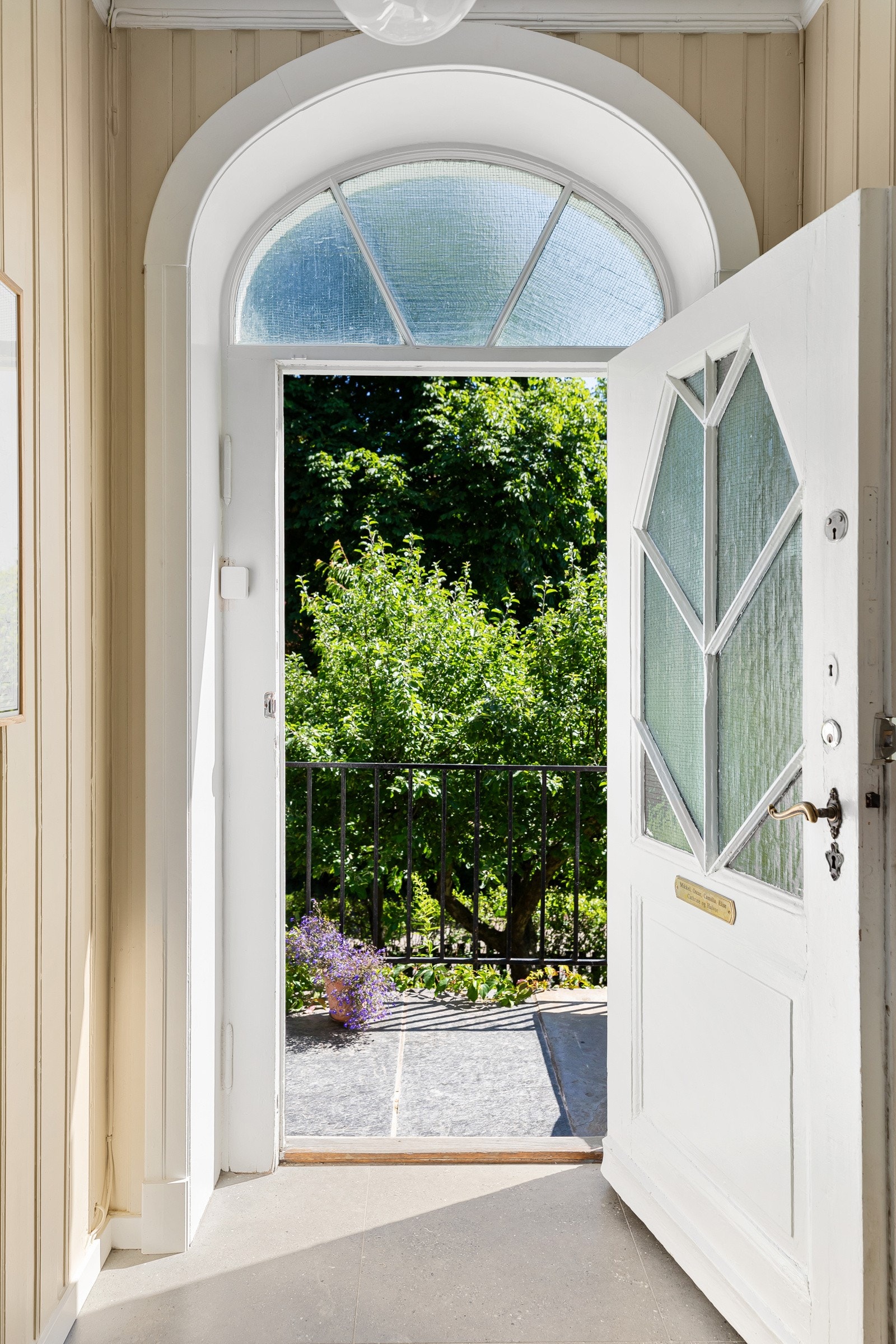 Fra inngangspartiet blir du møtt med et arkitektonisk uttrykk som gir et godt førsteinntrykk Galleribilde