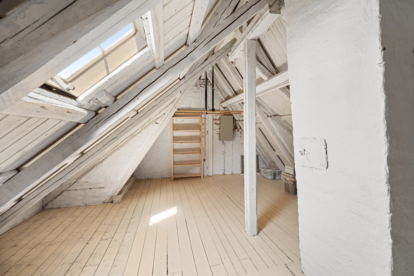 Loftet er i dag uinnredet. Flere av de andre sammenliknbare boligene har bygd ut loftet Galleribilde