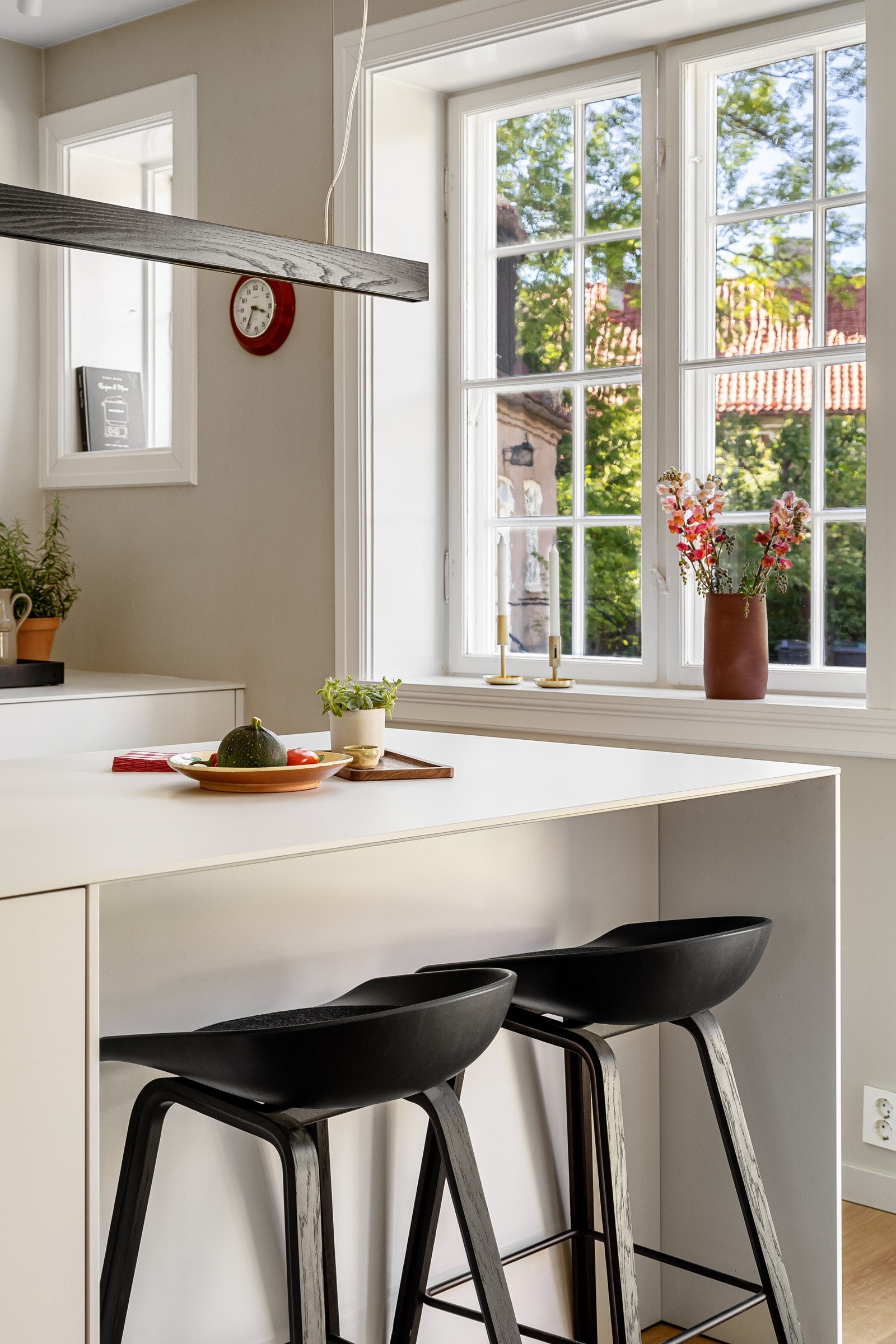 Her kan du også nyte frokosten med lekkert utsyn mot hagen Galleribilde