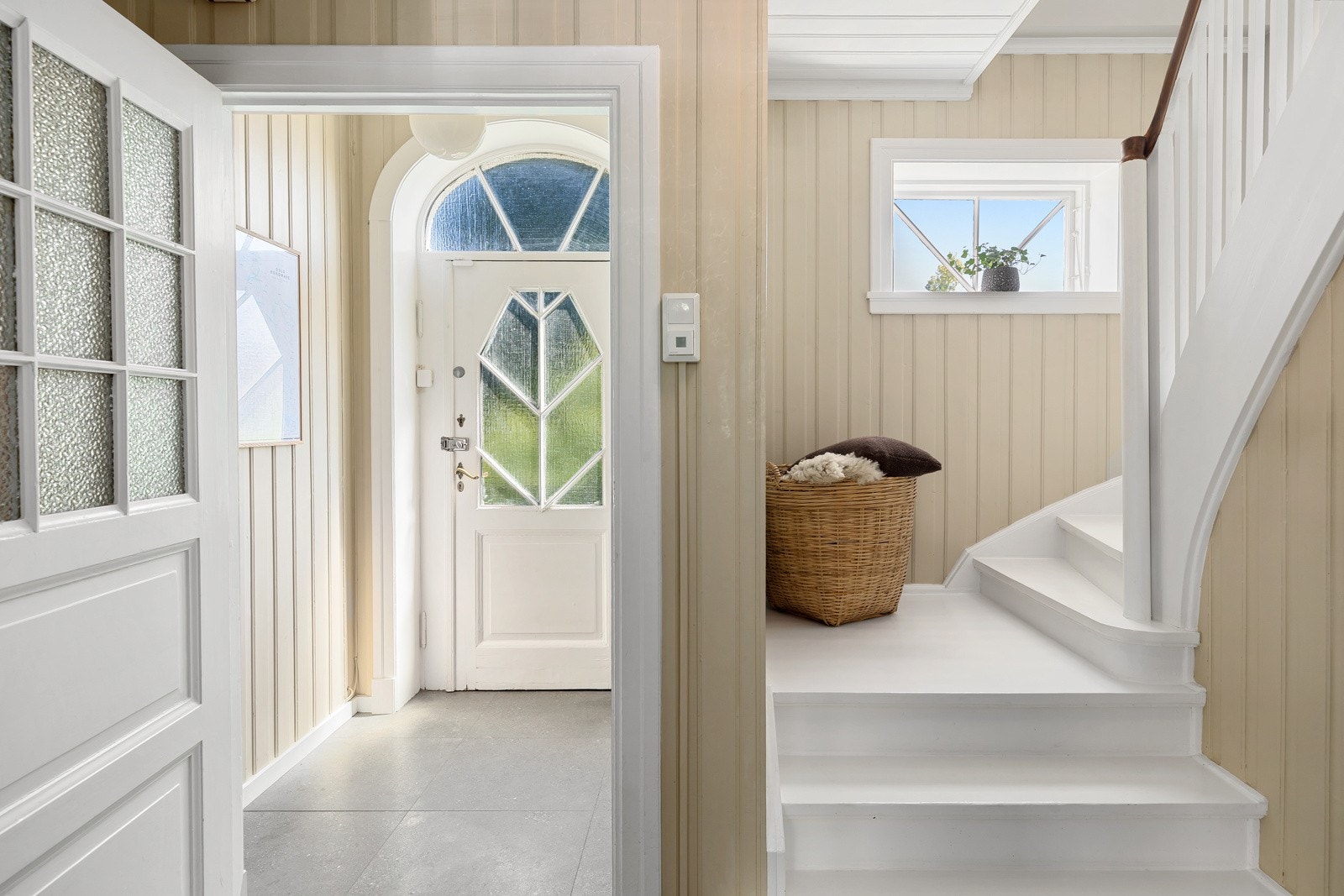 Innbydende entré med plassbygde garderobehyller Galleribilde