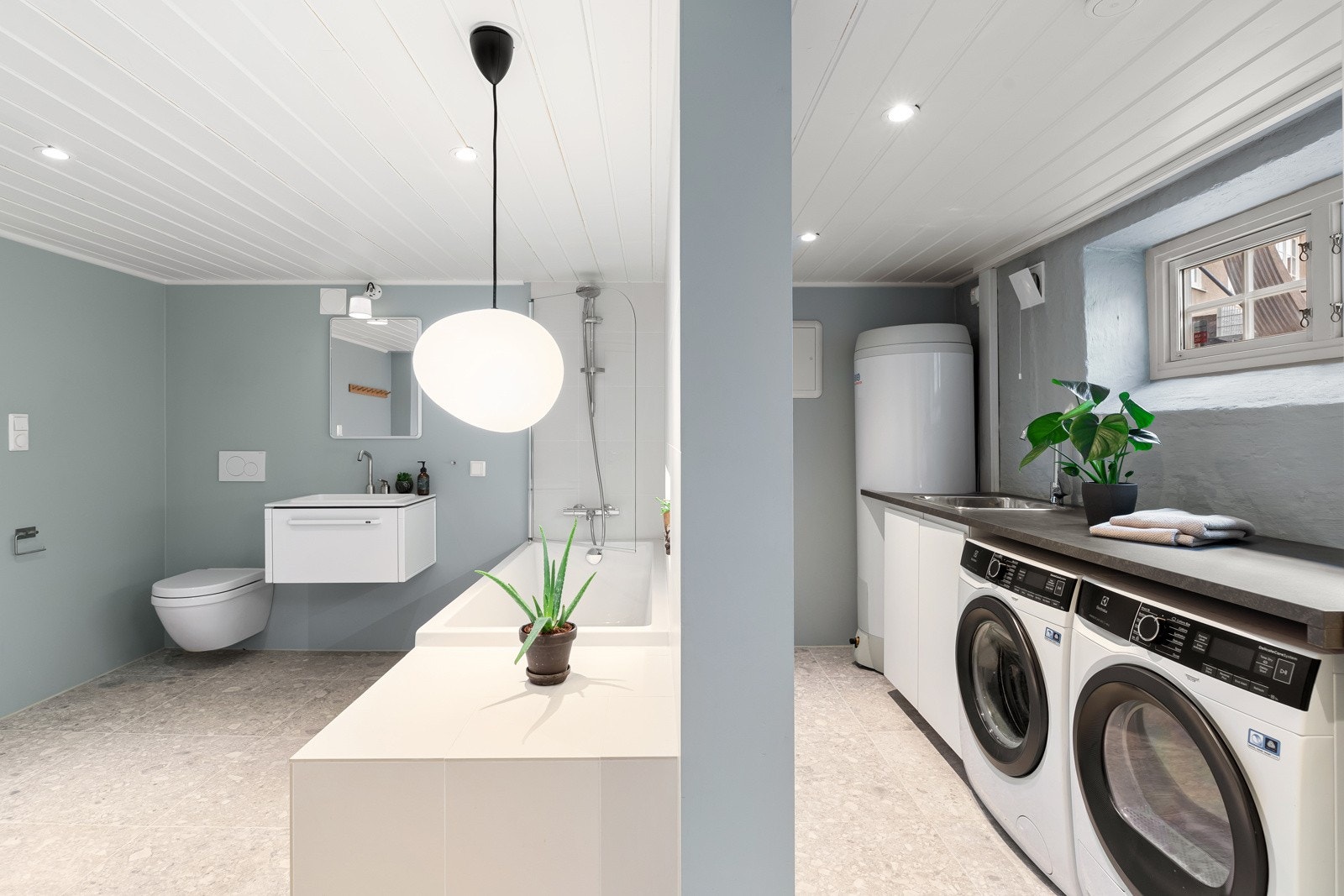 VIPP møblement og dusjvegg fra Comfort Skøyen. Veggene er malt i en tidsriktig tone kalt Tender Green og fuge i sølv/lys grå. Det er direkte tilgang til innvendig bod fra badet Galleribilde