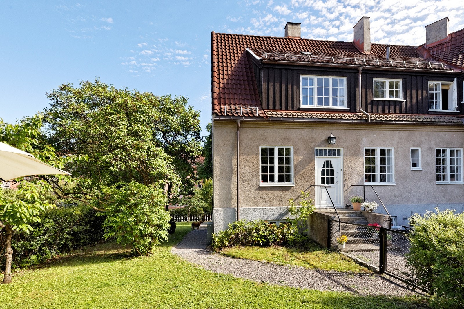 Ved å bo her får man det beste av to verdener; Omgivelser med vakker klassisk arkitektur, med lyset og luftigheten som karakteriserer det, og en nyrenovert bolig med moderne kvaliteter Galleribilde