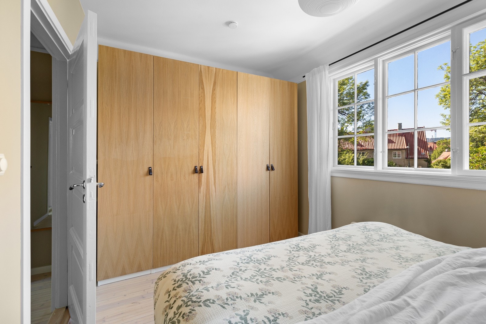 Møbelsnekrede garderobeskap gir rikelig med oppbevaringsplass Galleribilde