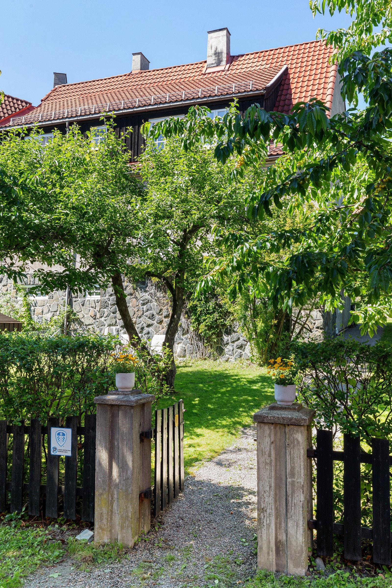 Det er parkering på gårdsplassen. Tomten er omkranset av privat og idyllisk hage - perfekt for storfamilien Galleribilde