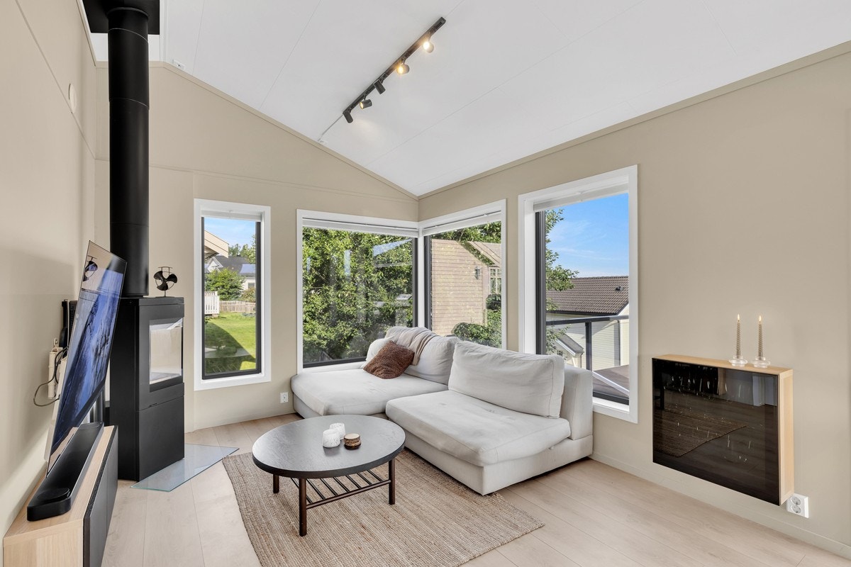 Boligen har en smart og sosial planløsning, som skaper naturlige møbleringssoner. Galleribilde