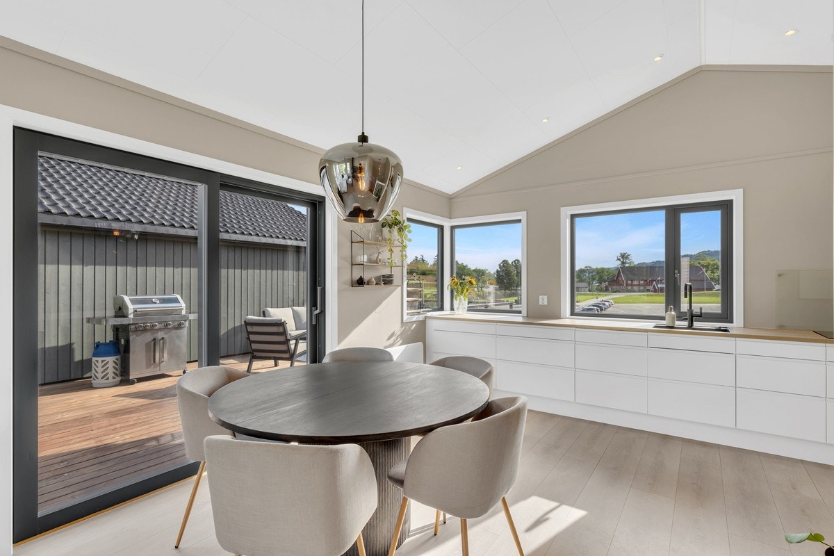 Fra spisestuen og kjøkkenet er det utgang til en solrik takterrasse. Galleribilde