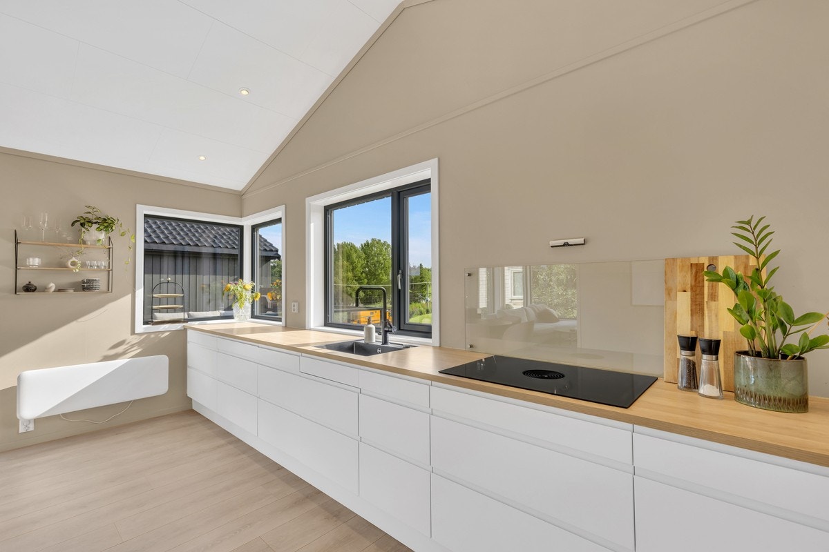 Kjøkkenet har integrerte hvitevarer. Galleribilde