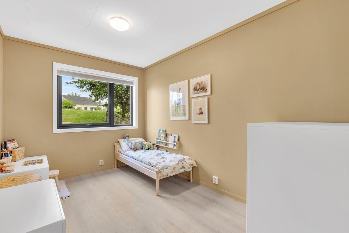 Soverommene har plass til både senger, nattbord, garderobe m.m. Galleribilde