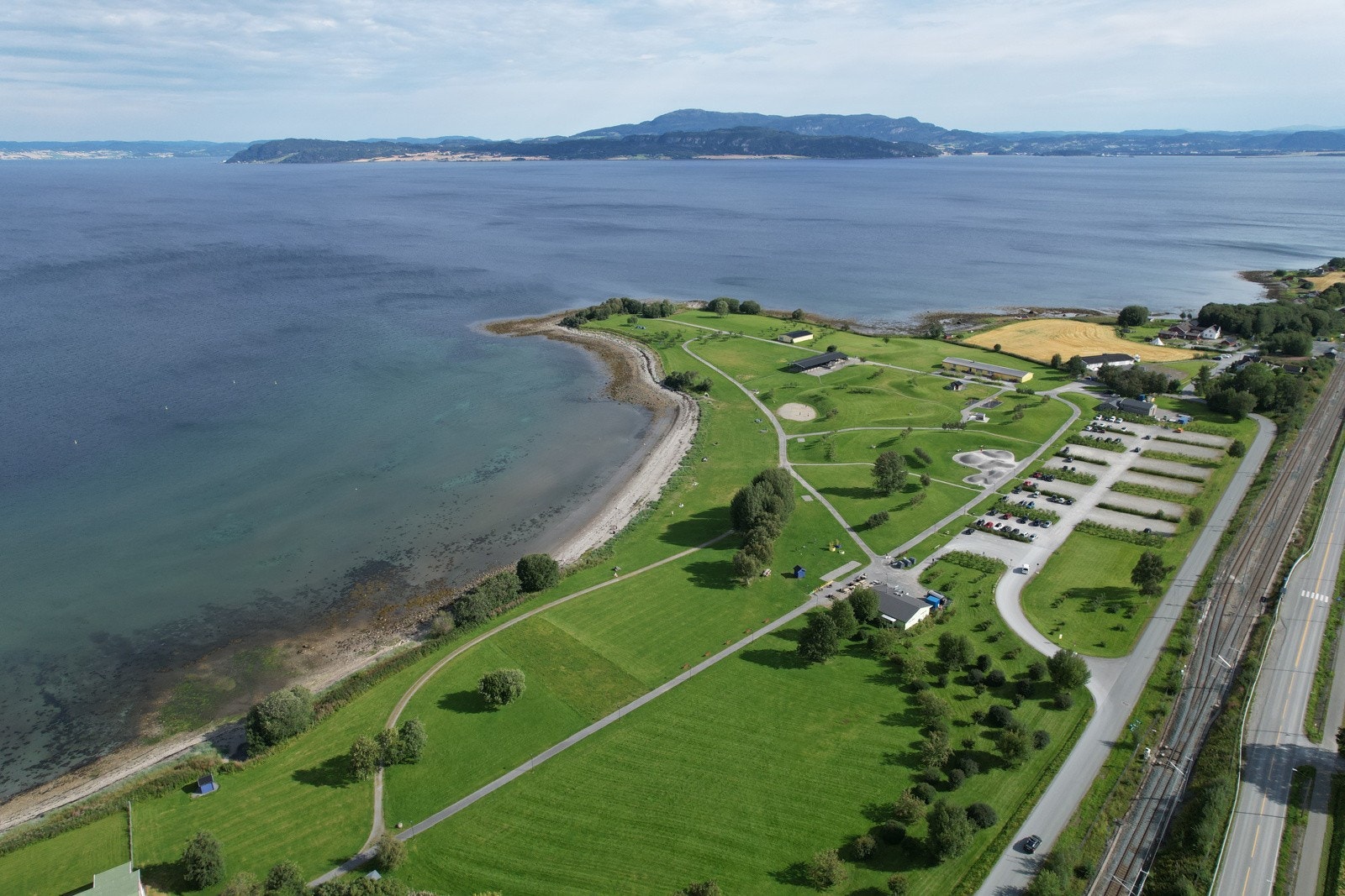 Boligen befinner seg i et naturskjønt og barnevennlig område Galleribilde