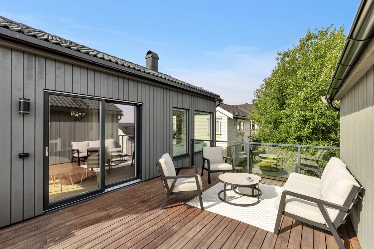 På terrassen er det rikelig med plass til utendørs møblement. Galleribilde