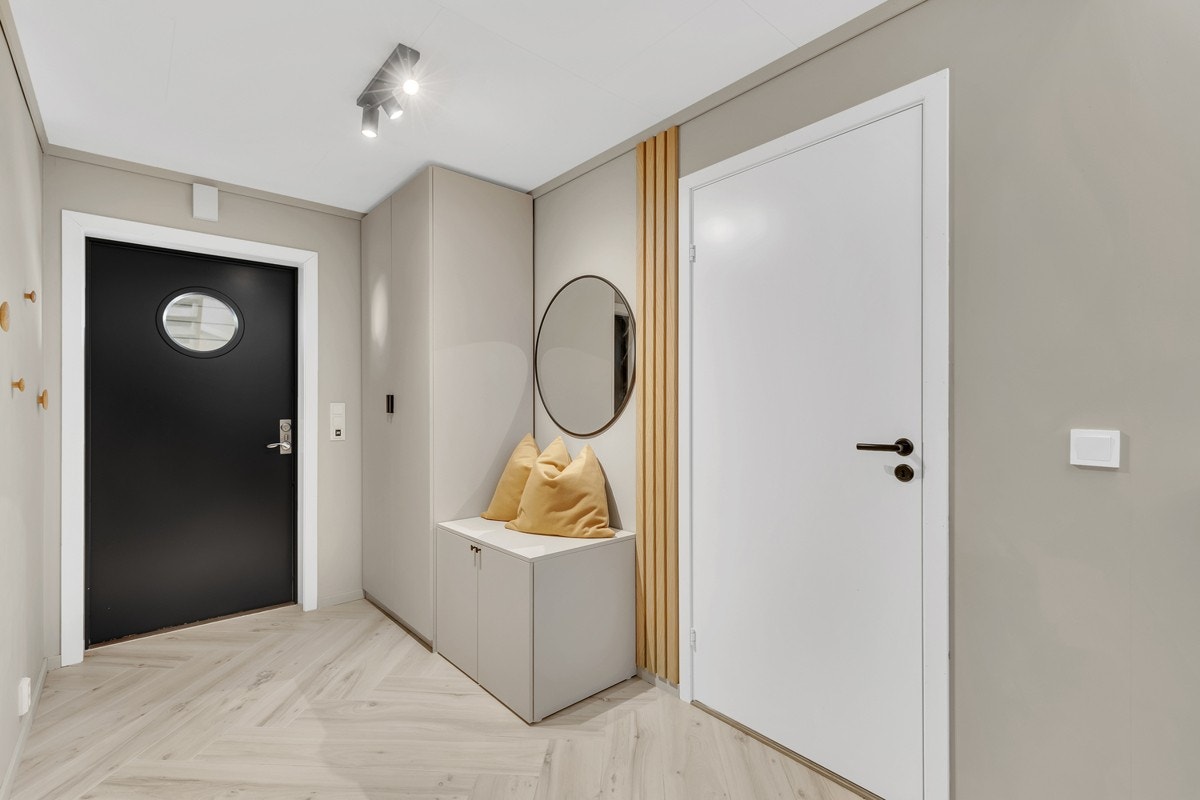 Det er godt med plass til garderobeløsning eller entrémøblement. Galleribilde