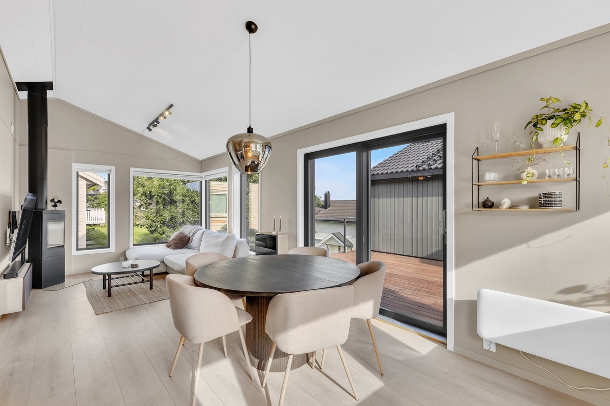 Dette er en innbydende og moderne enebolig over to plan, med en svært god planløsning. Galleribilde