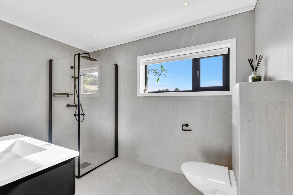 Badet har vegghengt toalett. Vindu gir gode luftemuligheter. Galleribilde