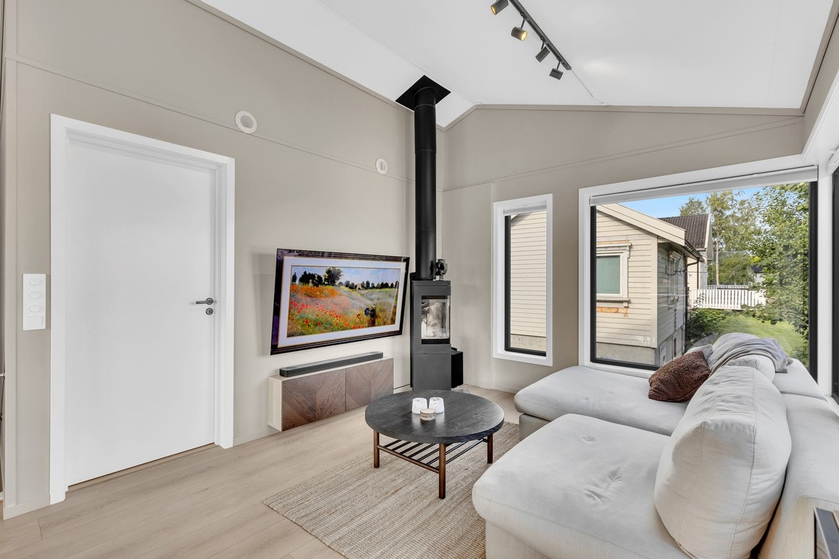 I den øvre etasjen er det svært god takhøyde og store vindusflater. Galleribilde