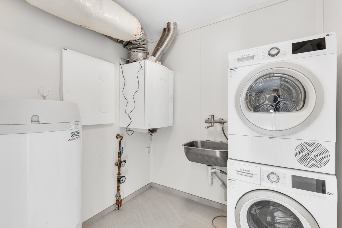 Praktisk eget vaskerom med opplegg til vaskemaskin. Galleribilde