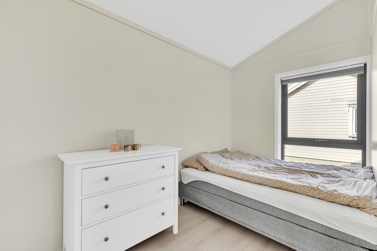 Du finner ett soverom i den øvre etasjen, samt to nede. Galleribilde