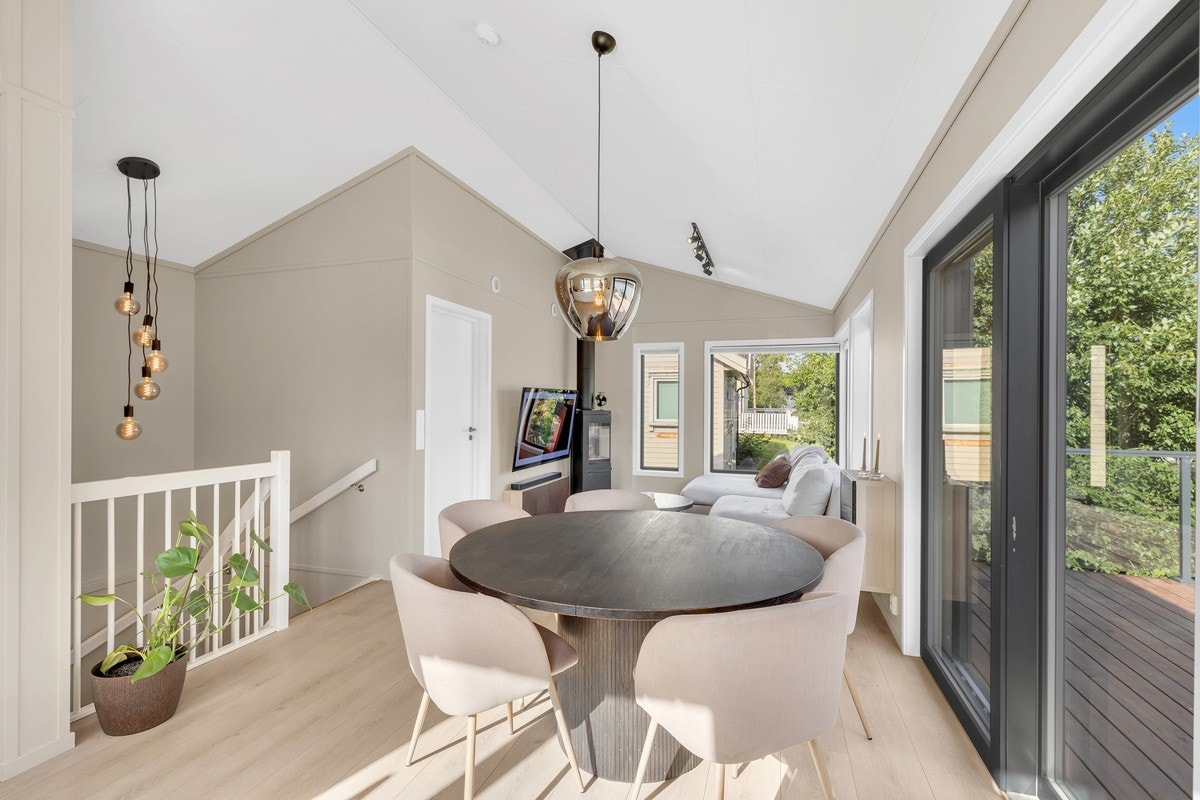 Det er rikelig med plass til en større spisegruppe. Galleribilde