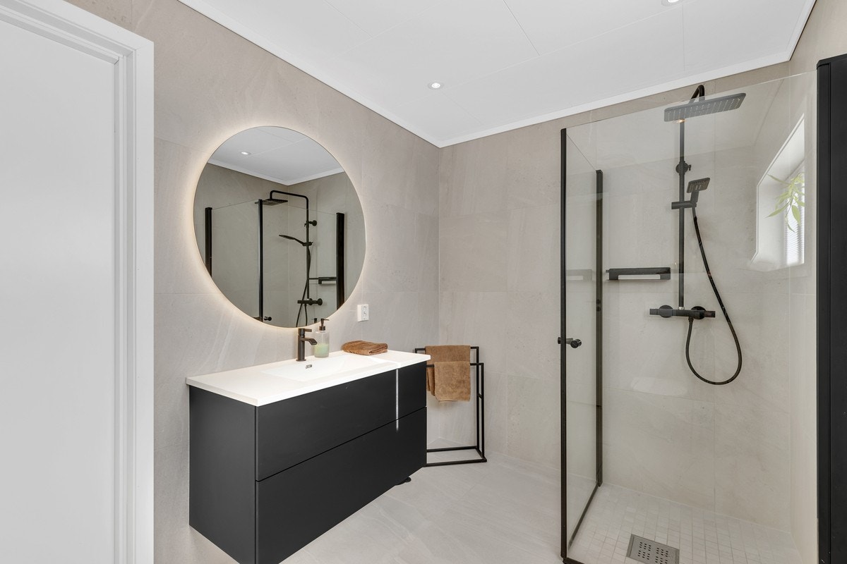 Delikat baderom med moderne innredning og dusjhjørne. Galleribilde