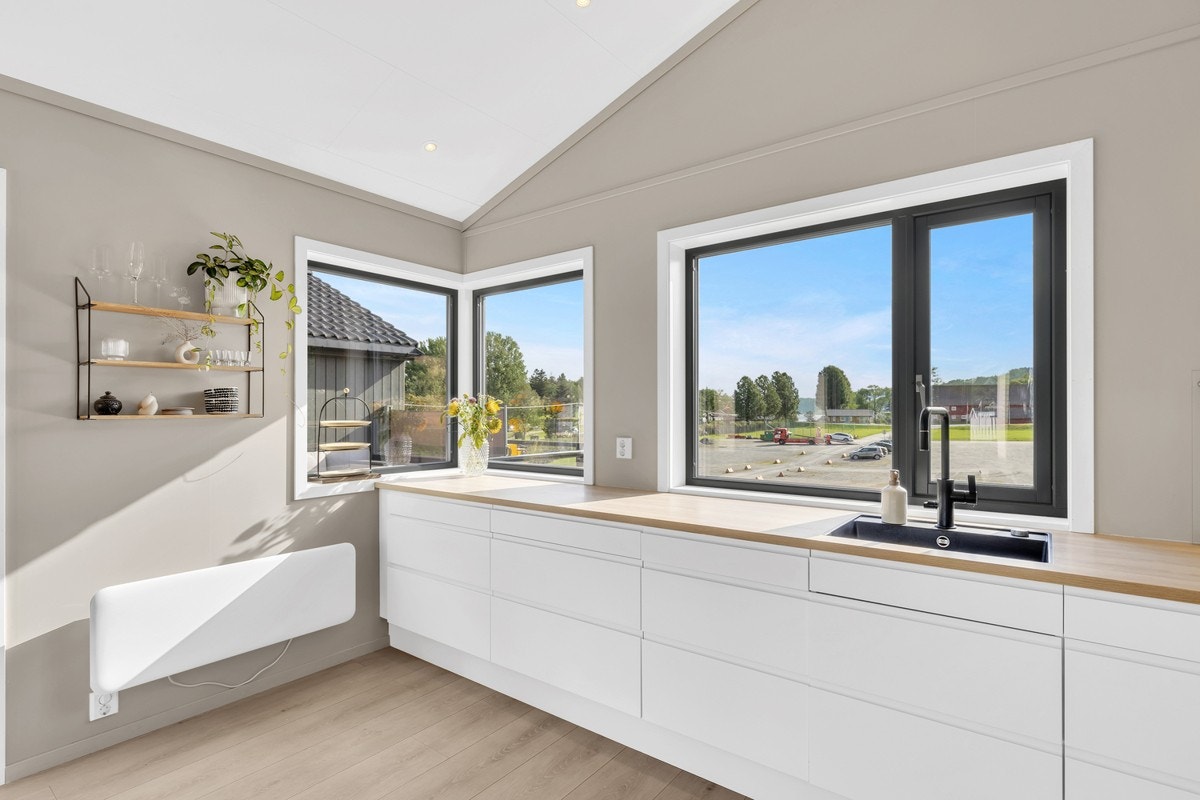 Det er gjort gjennomgående tidsriktige valg når det kommer til fargepaletter og materialer. Galleribilde