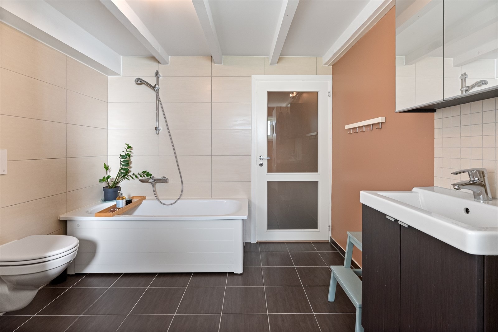 Lekkert bad med badekar, vask og toalett. Eget skap for vaskemaskin Galleribilde