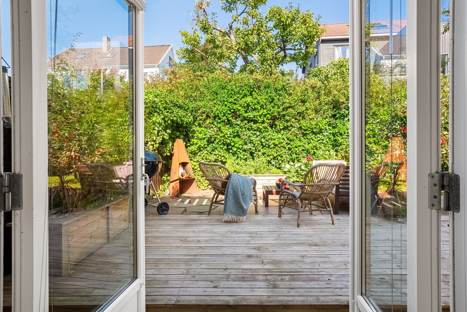 Utgang til en nydelig hage fra kjøkkenet Galleribilde